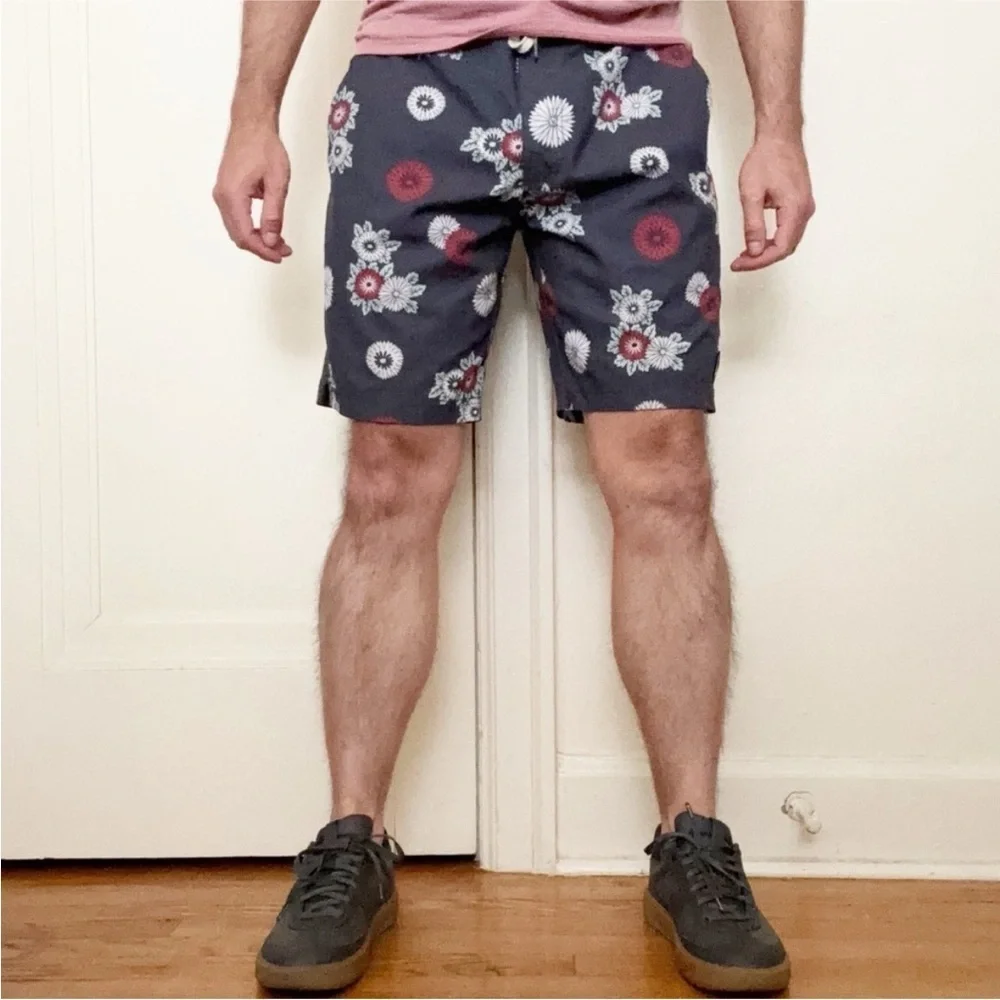 Vuori Men’s 9” Equator Board Shorts Size 32 Floral Print Blue